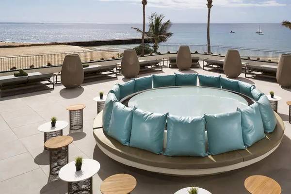 Terrasse des Melia Salinas Hotels mit Swimmingpool und Meerblick.