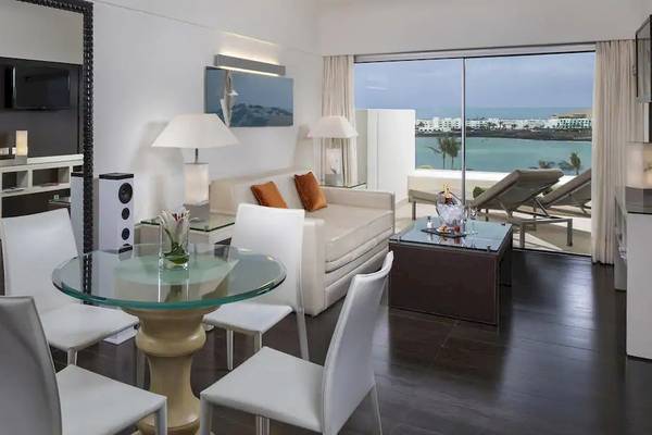 Innenansicht einer Suite im Melia Salinas Hotel mit Blick auf das Meer.