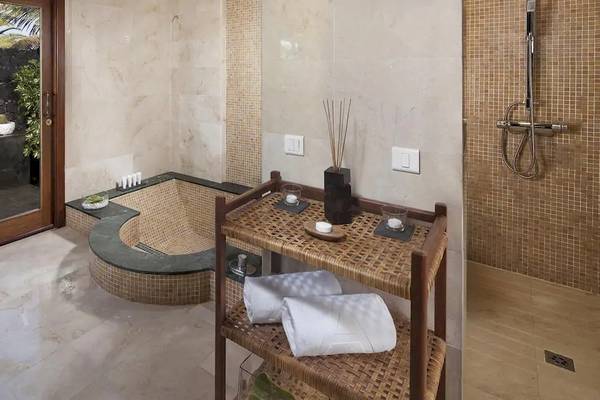 Das Badezimmer im Melia Salinas Hotel mit einer Badewanne, einem Regal und einer Dusche.