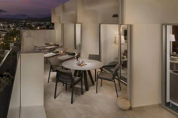 Aussicht von der Balkon des Melia Salinas Hotels mit Tisch, Stühlen und Blick auf die Stadt