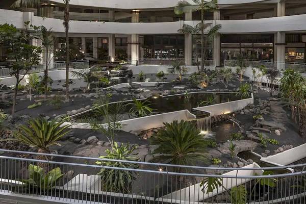 Innengarten des Melia Salinas Hotels mit Wasserfall und Pflanzen