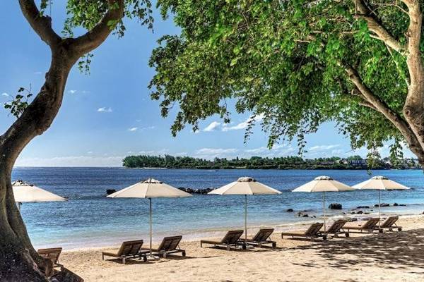 Strand des Westin Turtle Bay Resort & Spa, Mauritius mit Sonnenliegen und Schirmen