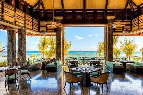 Innenansicht des Restaurants im Westin Turtle Bay Resort & Spa, Mauritius mit Blick auf das Meer.