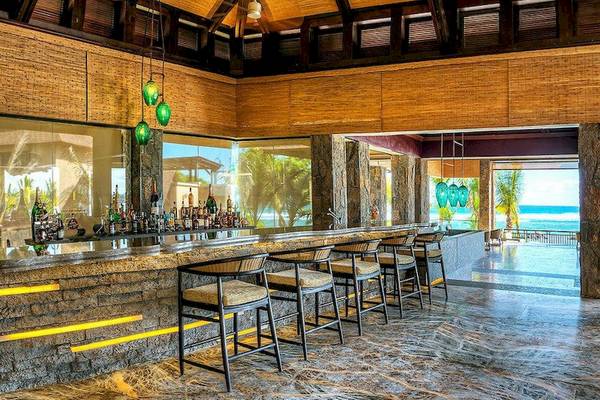 Innenansicht der Bar im Westin Turtle Bay Resort & Spa, Mauritius mit Blick auf das Meer.