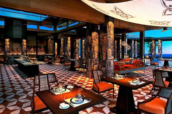 Innenbereich des Westin Turtle Bay Resort & Spa, Mauritius mit steinernen Säulen und modernen Möbeln.