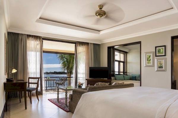 Hotelzimmer mit Meerblick im Westin Turtle Bay Resort & Spa, Mauritius, mit großem Bett, Balkon und Blick auf das Meer.