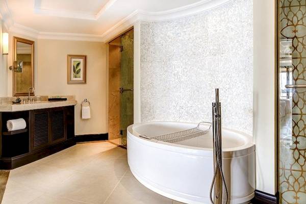 Badezimmer im Westin Turtle Bay Resort & Spa, Mauritius mit großer Badewanne und modernen Fliesen.