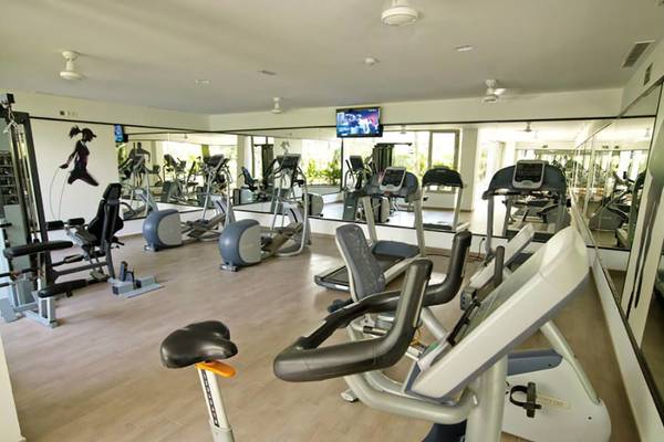Fitnessstudio im Riu Gran Canaria Hotel mit Laufband, Spinnrad und anderen Trainingsgeräten
