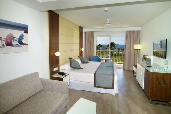 Innenansicht eines Hotelzimmers im Riu Gran Canaria mit Blick auf den Balkon und das Meer.