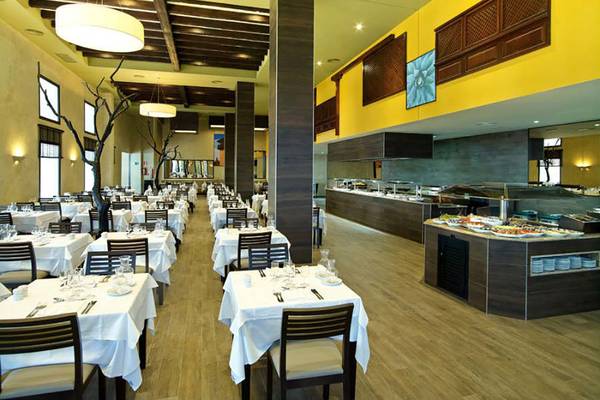 Innenansicht des Restaurants im Riu Gran Canaria Hotel mit gedeckten Tischen und Buffet.