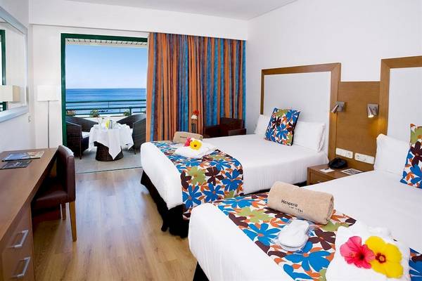Zimmer im Dreams Lanzarote Playa Dorada Resort & Spa mit Meerblick und Terrasse.