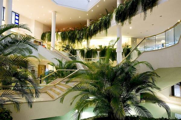 Lobby des Dreams Lanzarote Playa Dorada Resort & Spa mit Palmen und Pflanzen