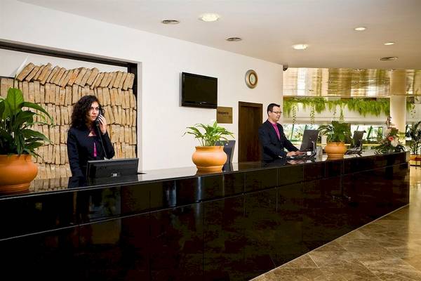 Reception Mitarbeiter im Dreams Lanzarote Playa Dorada Resort & Spa