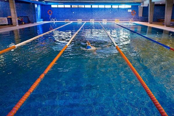 Person schwimmt in einem Schwimmbad des Dreams Lanzarote Playa Dorada Resort & Spa.