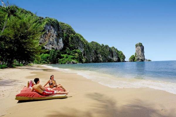 Paar auf Strand vor Centara Grand Beach Resort & Villas Krabi