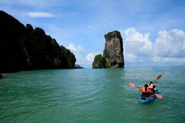 Zwei Personen im Kajak vor Felsen in Krabi