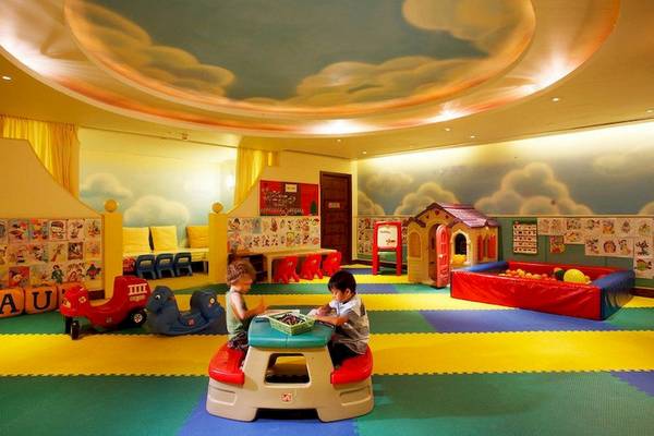 Kinder Spielzimmer im Centara Grand Beach Resort & Villas Krabi mit bunten Teppichböden und Spielzeug.