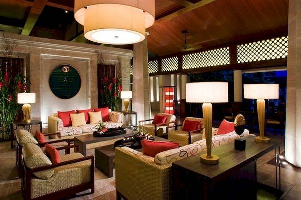 Hotellobby des Centara Grand Beach Resort & Villas Krabi mit Möbeln und Lampen.