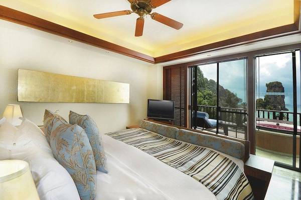Schlafzimmer im Centara Grand Beach Resort & Villas Krabi mit Meerblick und Jacuzzi