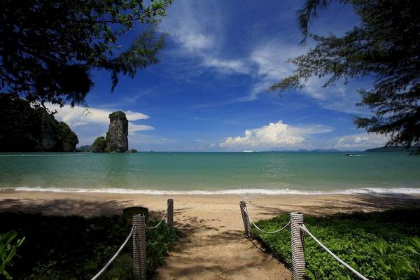 Strandansicht des Centara Grand Beach Resort & Villas Krabi mit blauem Himmel und Wasser