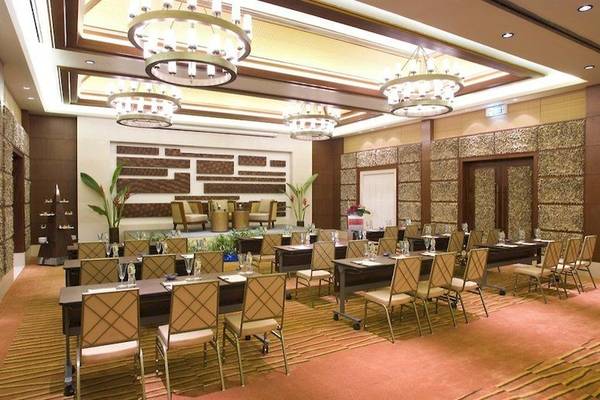 Konferenzraum im Centara Grand Beach Resort & Villas Krabi mit runden Tischen und Stühlen.