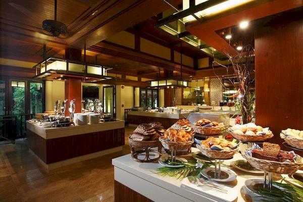 Buffetbereich im Centara Grand Beach Resort & Villas Krabi mit vielen Gerichten in Körben.