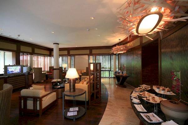 Innenbereich des Centara Grand Beach Resort & Villas Krabi mit Sofas, Lampen und Buffet.