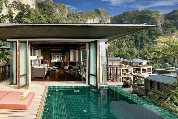 Außenbereich der Villa im Centara Grand Beach Resort & Villas Krabi mit Pool und Loungebereich.