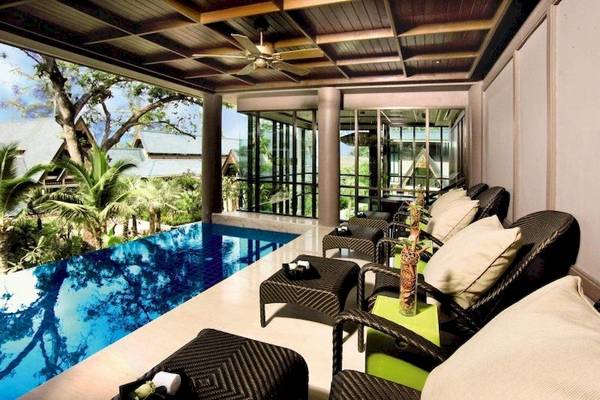 Innenpool-Loungebereich im Centara Grand Beach Resort & Villas Krabi mit Blick auf den Außenpool.