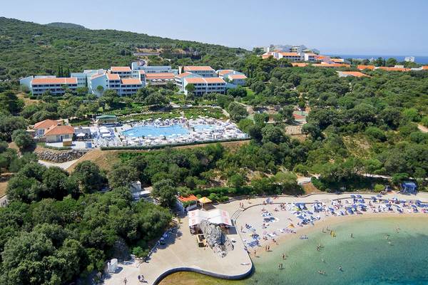 Luftaufnahme des Club Dubrovnik Sunny Hotel von Valamar mit Pool und Strand