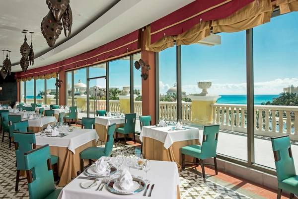 Innenansicht des Restaurants im Iberostar Grand Paraiso Hotel mit Blick auf das Meer.