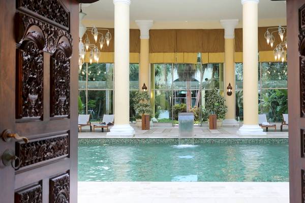 Außenpool des Iberostar Grand Paraiso mit reich verzierten Türen und Säulen.