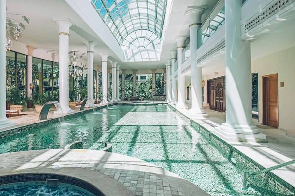 Schwimmbad im Iberostar Grand Paraiso Hotel mit Säulen und Glasdach