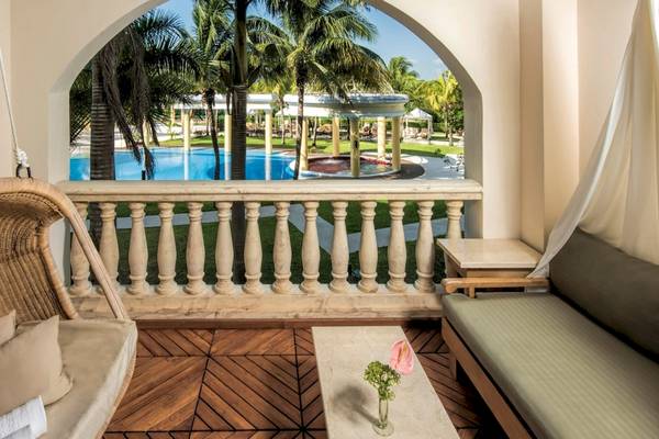 Ausblick vom Balkon des Iberostar Grand Paraiso auf den Swimmingpool und die tropische Landschaft.