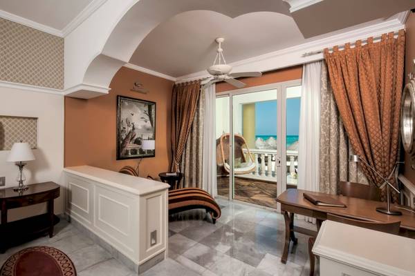 Suite-Zimmer im Iberostar Grand Paraiso Hotel mit Blick auf den Ozean.