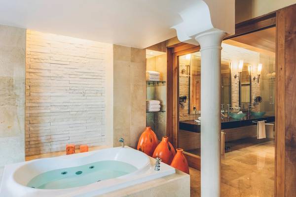 Luxuriöses Badezimmer mit Badewanne und Marmorboden im Iberostar Grand Paraiso Hotel.