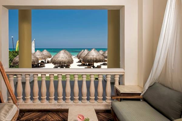 Aussicht vom Balkon des Iberostar Grand Paraiso auf den Strand mit Sonnenschirmen und Liegestühlen.