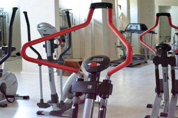 Fitnessgeräte im Fitnessbereich des Bay Hotel & Suites