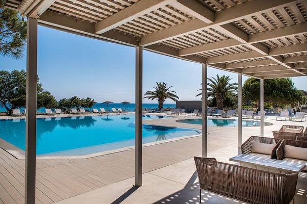 Loungebereich des Bay Hotel mit Blick auf den Swimmingpool und die Küste