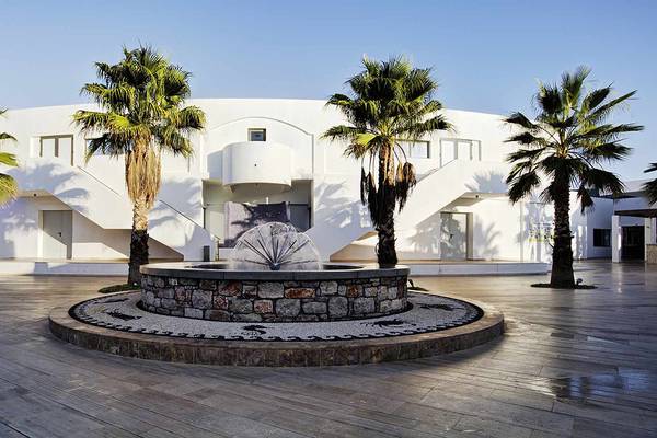 Eingang des Club Plimmiri Hotels mit Brunnen und Palmen