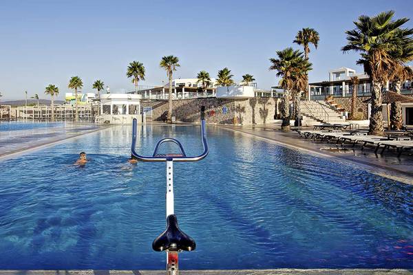 Zwei Personen schwimmen im großen Schwimmbecken des Club Plimmiri Hotels.