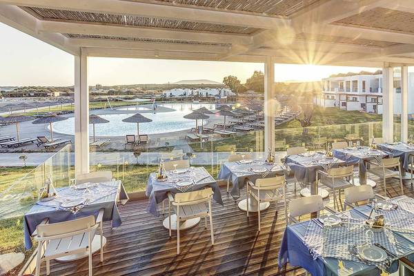 Außenterrasse des Club Plimmiri Hotels mit Blick auf den Pool und die Landschaft