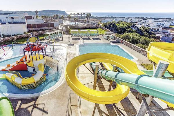 Luftaufnahme des Wasserparks im Club Plimmiri Hotel mit Wasserrutschen und Pools.