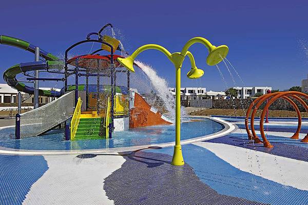 Wasserspielplatz im Club Plimmiri Hotel mit bunten Rutschen und Wasserfontaenen.