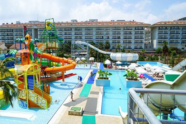 Luftaufnahme des Wasserparks im Selectum Family Comfort Side Hotel mit verschiedenen Rutschen und Pools.