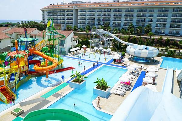 Ein großer Wasserpark mit Rutschen und Pools im Selectum Family Comfort Side Hotel