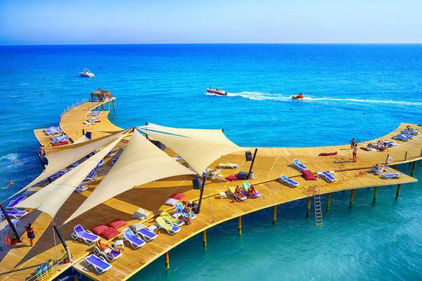 Luftaufnahme des Selectum Family Comfort Side Hotels mit seiner Terrasse am Meer.