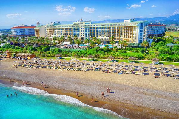 Luftaufnahme des Selectum Family Comfort Side Hotels mit Pool und Strand