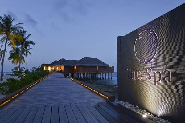 Eingang zum Spa des Outrigger Maldives Maafushivaru Resorts bei Nacht