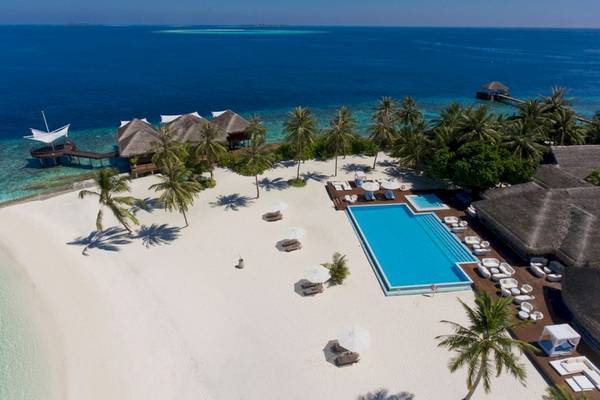 Luftaufnahme des Outrigger Maldives Maafushivaru Resorts mit Pool, Strand und Gebäuden